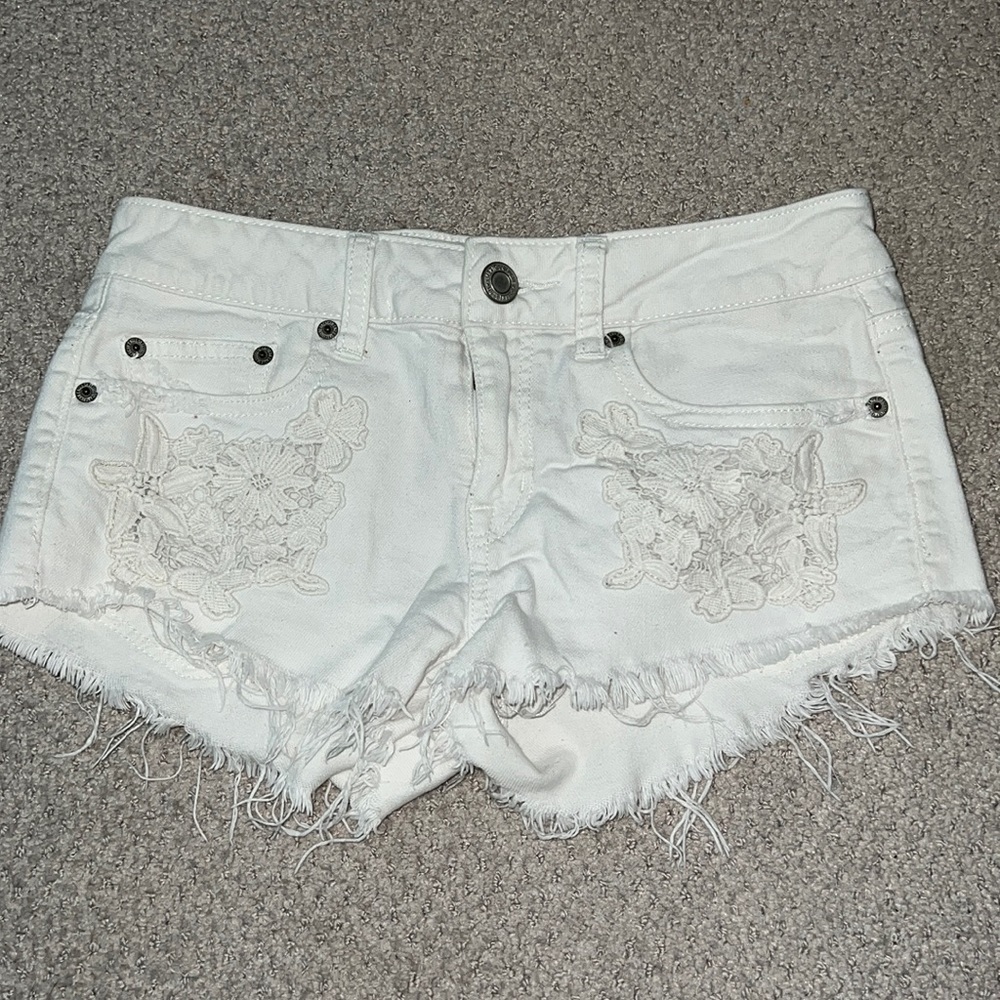 American Eagle stretch ivory lace inserts shorts Sz 0 distressed jeans